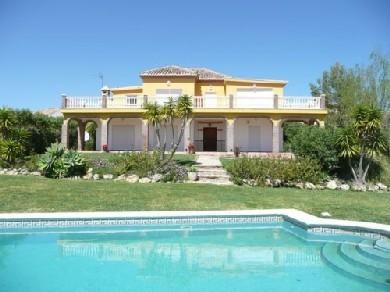 Chalet con 4 dormitorios se vende en Estepona, Costa del Sol