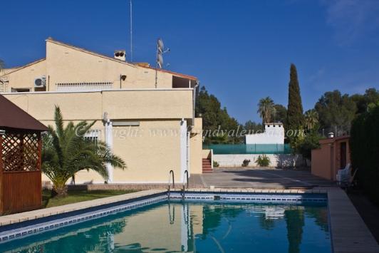 8 Dormitorio Chalet En Venta en Betera, Valencia