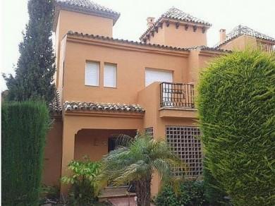 Adosado con 4 dormitorios se vende en Benahavis, Costa del Sol