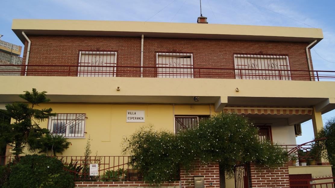 Vivienda unifamiliar con piscina y jardin