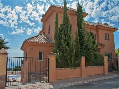 Chalet con 5 dormitorios se vende en Benalmadena Costa, Costa del Sol