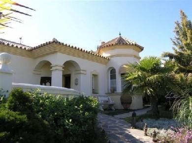 Chalet con 4 dormitorios se vende en Marbella, Costa del Sol