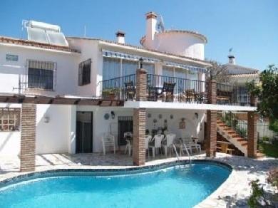 Chalet con 4 dormitorios se vende en Benajarafe, Costa del Sol