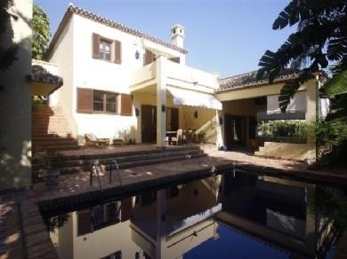 Chalet con 4 dormitorios se vende en Marbella, Costa del Sol