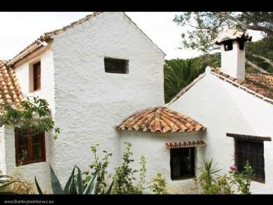 Chalet con 4 dormitorios se vende en Casares Costa, Costa del Sol