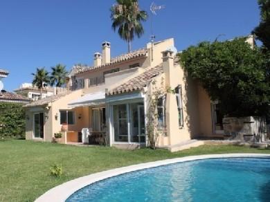 Chalet con 4 dormitorios se vende en Estepona, Costa del Sol