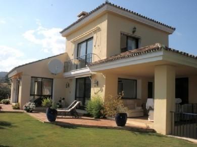 Chalet con 4 dormitorios se vende en Marbella, Costa del Sol