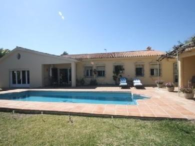 Chalet con 4 dormitorios se vende en Marbella, Costa del Sol