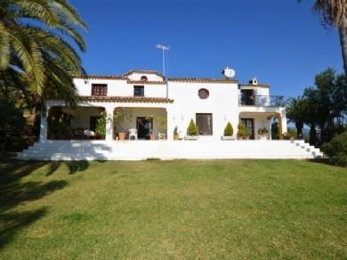 Chalet con 4 dormitorios se vende en Marbella, Costa del Sol