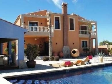 Chalet con 7 dormitorios se vende en La Marina, Costa Blanca