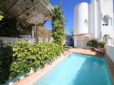 Apartamento con 2 dormitorios se vende en Marbella, Costa del Sol