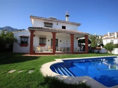 Chalet con 4 dormitorios se vende en Marbella, Costa del Sol