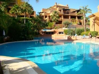 Apartamento con 3 dormitorios se vende en Marbella, Costa del Sol