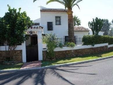 Chalet con 5 dormitorios se vende en Marbella, Costa del Sol