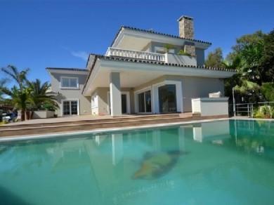 Chalet con 5 dormitorios se vende en Marbella, Costa del Sol