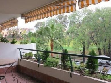 Apartamento con 2 dormitorios se vende en Marbella, Costa del Sol