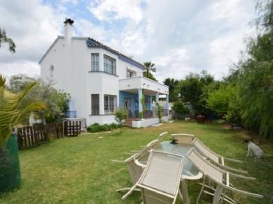 Chalet con 3 dormitorios se vende en Marbella, Costa del Sol