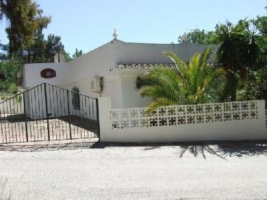 Chalet con 4 dormitorios se vende en Marbella, Costa del Sol