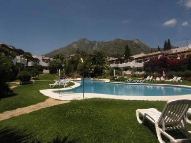 Apartamento con 2 dormitorios se vende en Marbella, Costa del Sol