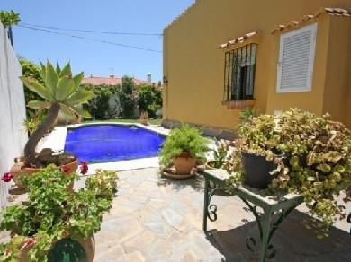 Chalet con 3 dormitorios se vende en Estepona, Costa del Sol