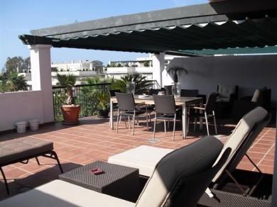 Apartamento con 2 dormitorios se vende en Marbella, Costa del Sol