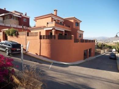 Chalet con 5 dormitorios se vende en Torre del Mar, Costa del Sol