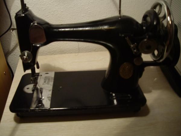 maquina de coser marca antigua