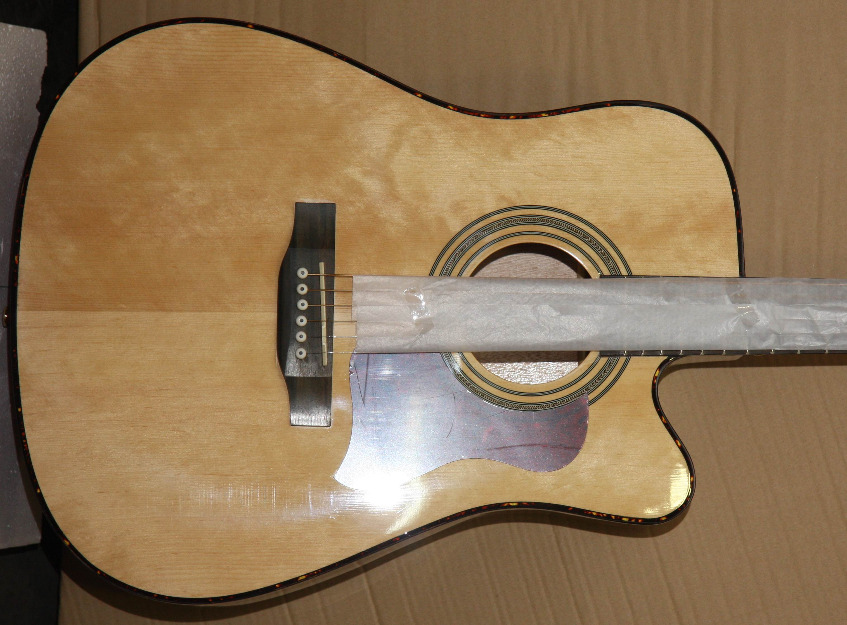 Guitarra acústica dreadnought con cutaway