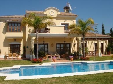 Chalet con 4 dormitorios se vende en Estepona, Costa del Sol