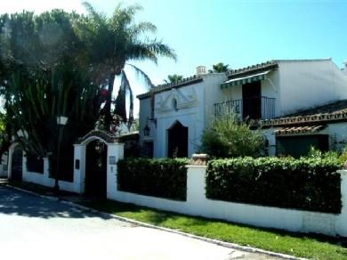 Chalet con 4 dormitorios se vende en Estepona, Costa del Sol