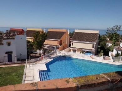 Chalet con 3 dormitorios se vende en Marbella, Costa del Sol