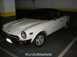 Coche clasico Fiat 124 spider