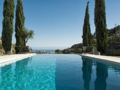 Chalet con 5 dormitorios se vende en Marbella, Costa del Sol