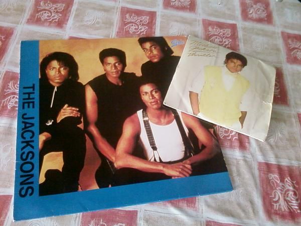 vendo un disco de vinilo de los jacksons y dos de Michael Jackson (thriller) y (things i do for you)