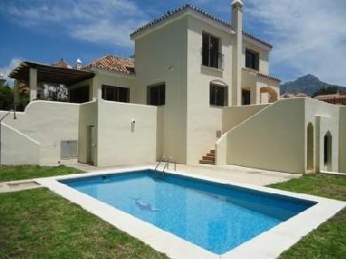 Chalet con 4 dormitorios se vende en Marbella, Costa del Sol