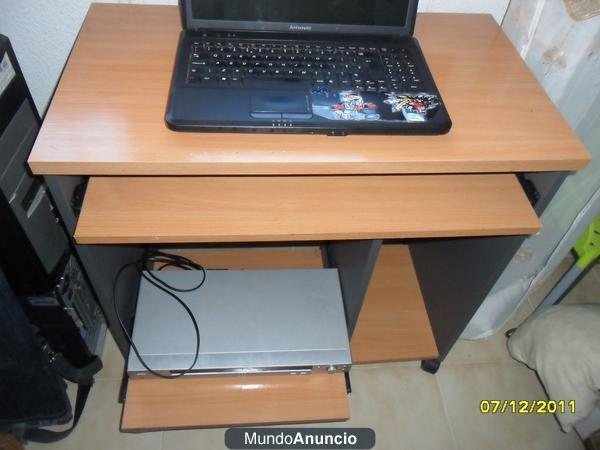 vendo escritorio de madera con ruedas en buen estado