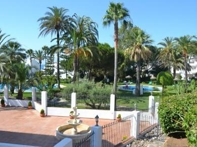 Apartamento con 2 dormitorios se vende en Marbella, Costa del Sol