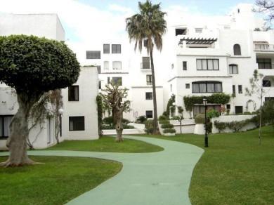 Apartamento con 3 dormitorios se vende en Marbella, Costa del Sol