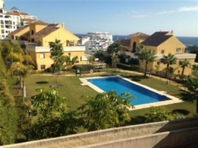 Apartamento con 2 dormitorios se vende en Estepona, Costa del Sol