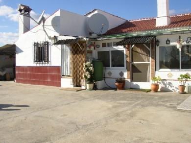 Chalet con 4 dormitorios se vende en Almogia