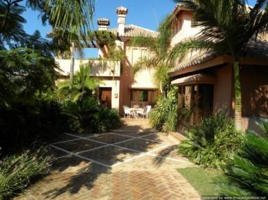 Chalet con 4 dormitorios se vende en Marbella, Costa del Sol