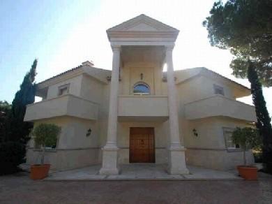 Chalet con 4 dormitorios se vende en Marbella, Costa del Sol