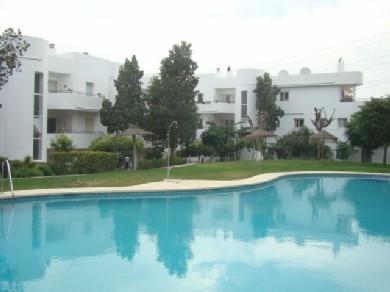 Apartamento con 2 dormitorios se vende en Estepona, Costa del Sol