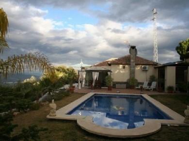 Chalet con 4 dormitorios se vende en Alhaurin el Grande