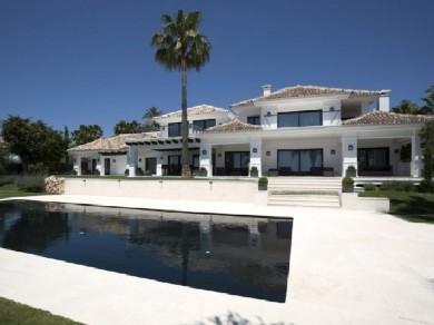 Chalet con 6 dormitorios se vende en Marbella, Costa del Sol