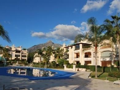 Apartamento con 3 dormitorios se vende en Marbella, Costa del Sol