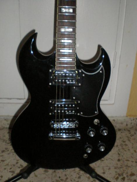 guitarra eléctrica tipo SG negra, ampli Line 6 de 15 wats y funda.199 euros