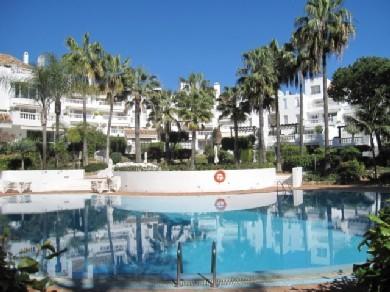 Apartamento con 2 dormitorios se vende en Marbella, Costa del Sol