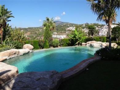 Chalet con 4 dormitorios se vende en Marbella, Costa del Sol