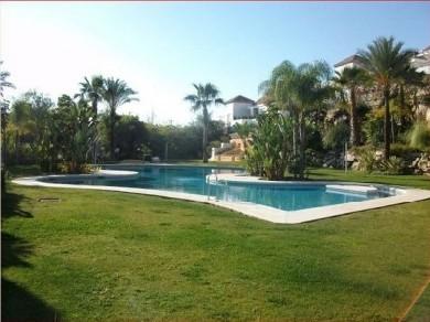 Apartamento con 2 dormitorios se vende en Marbella, Costa del Sol